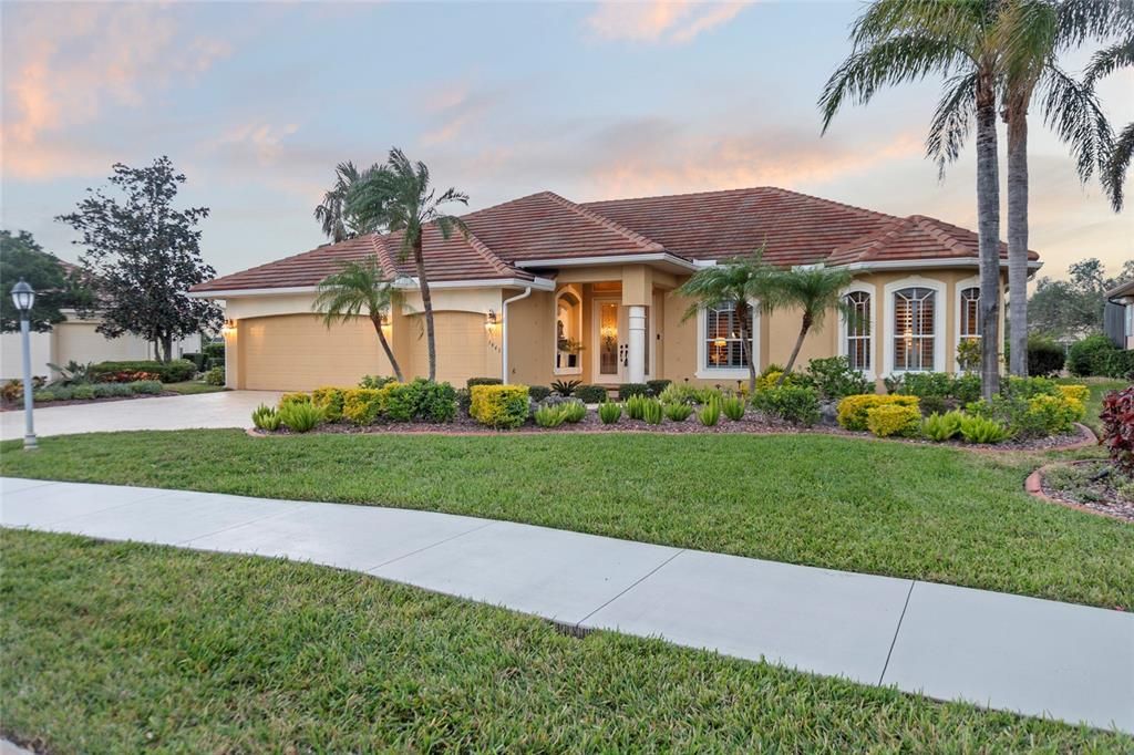 For Sale: $699,000 (3 beds, 3 baths, 2424 Square Feet)