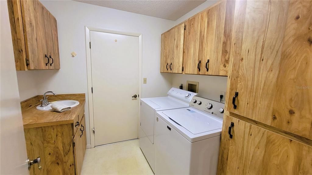 For Rent: $2,900 (3 beds, 2 baths, 1947 Square Feet)