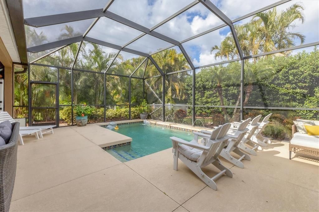 Spacious lanai with sunshelf in pool