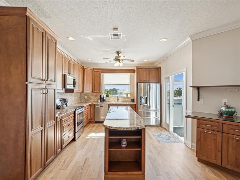 Kitchen - Solid wood and granite