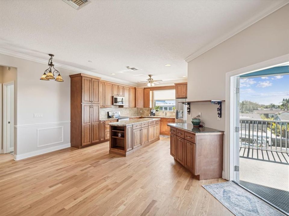 Kitchen - Solid wood and granite