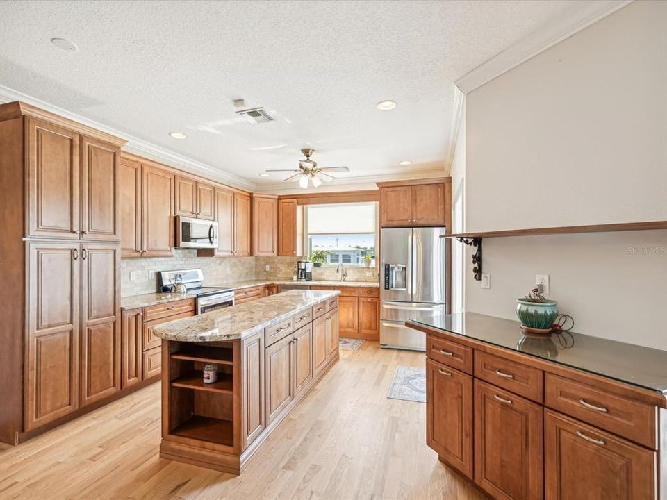 Kitchen - Solid wood and granite