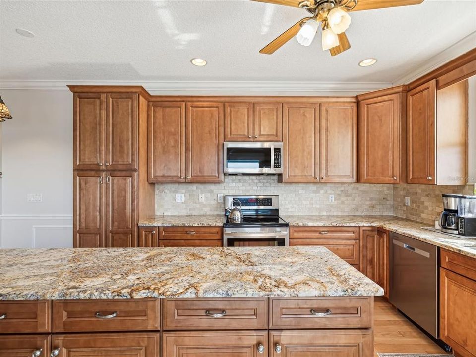 Kitchen - Solid wood and granite