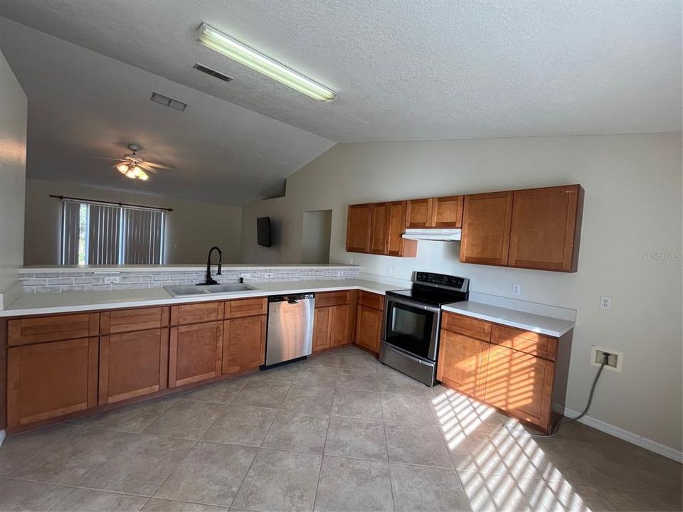 For Rent: $1,895 (3 beds, 2 baths, 1524 Square Feet)