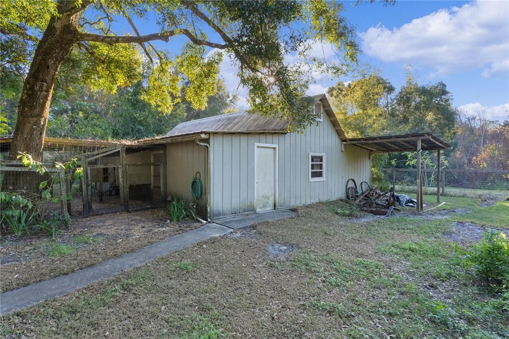 Garage / workshop with lean to (back side)