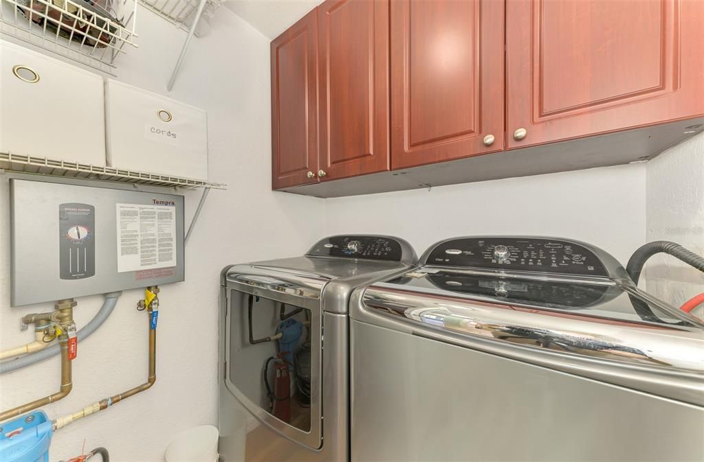 For Sale: $319,000 (1 beds, 1 baths, 829 Square Feet)