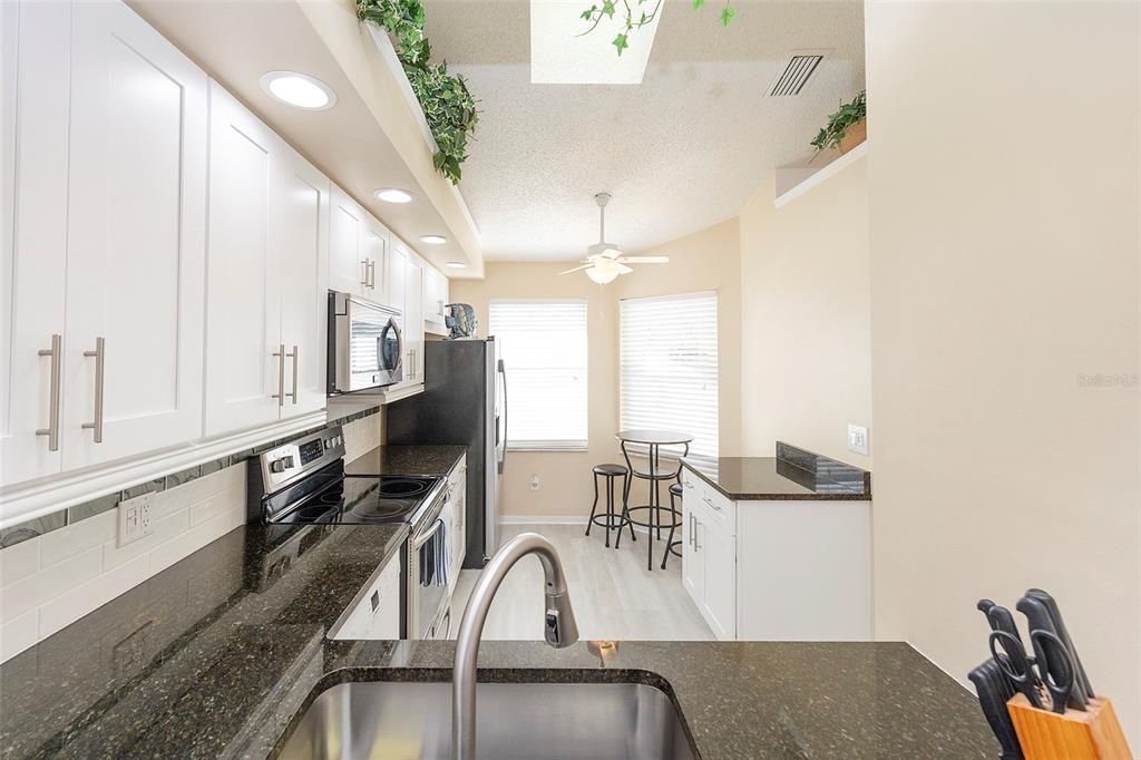 For Sale: $249,900 (2 beds, 2 baths, 932 Square Feet)