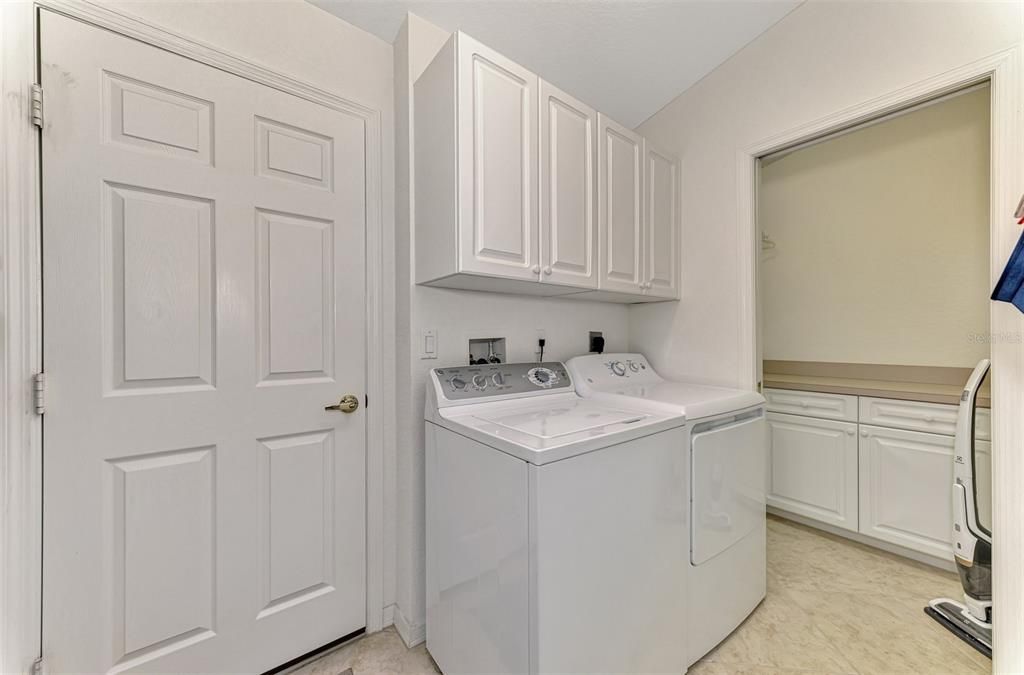 For Sale: $299,700 (3 beds, 2 baths, 1477 Square Feet)