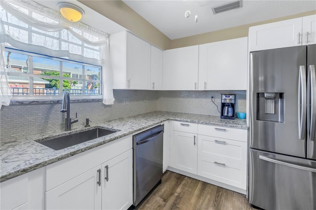 For Sale: $230,000 (2 beds, 2 baths, 1075 Square Feet)