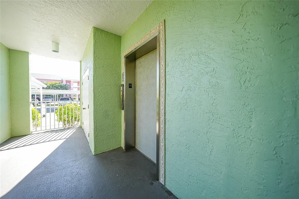 For Sale: $169,000 (2 beds, 2 baths, 996 Square Feet)