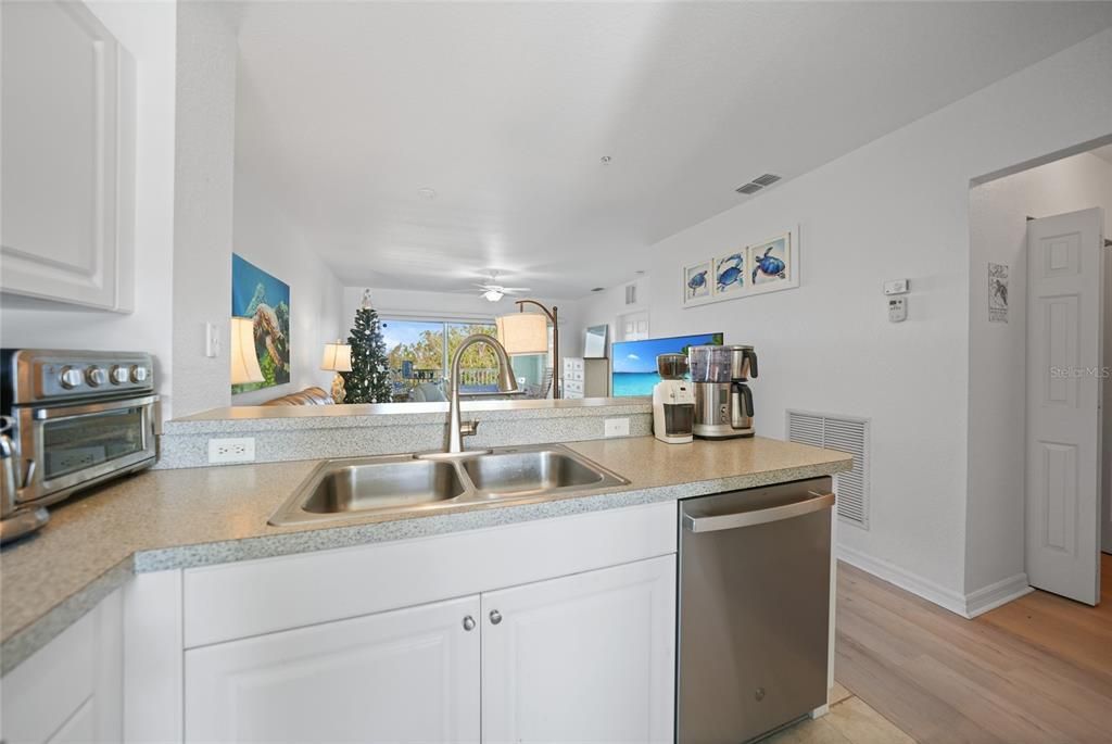 For Sale: $169,000 (2 beds, 2 baths, 996 Square Feet)