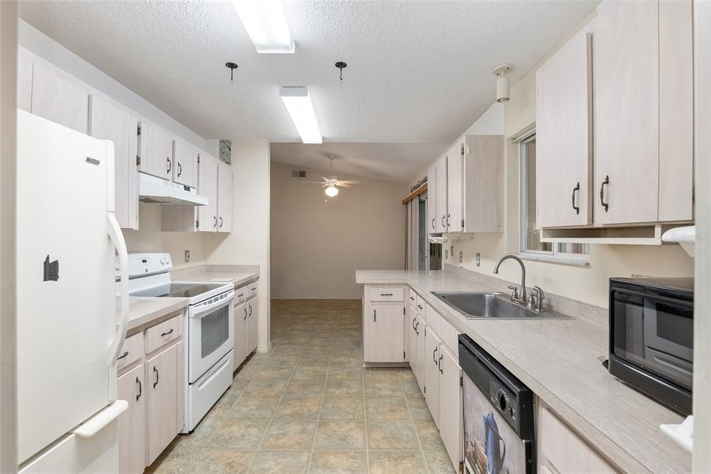 For Sale: $160,900 (2 beds, 2 baths, 1192 Square Feet)