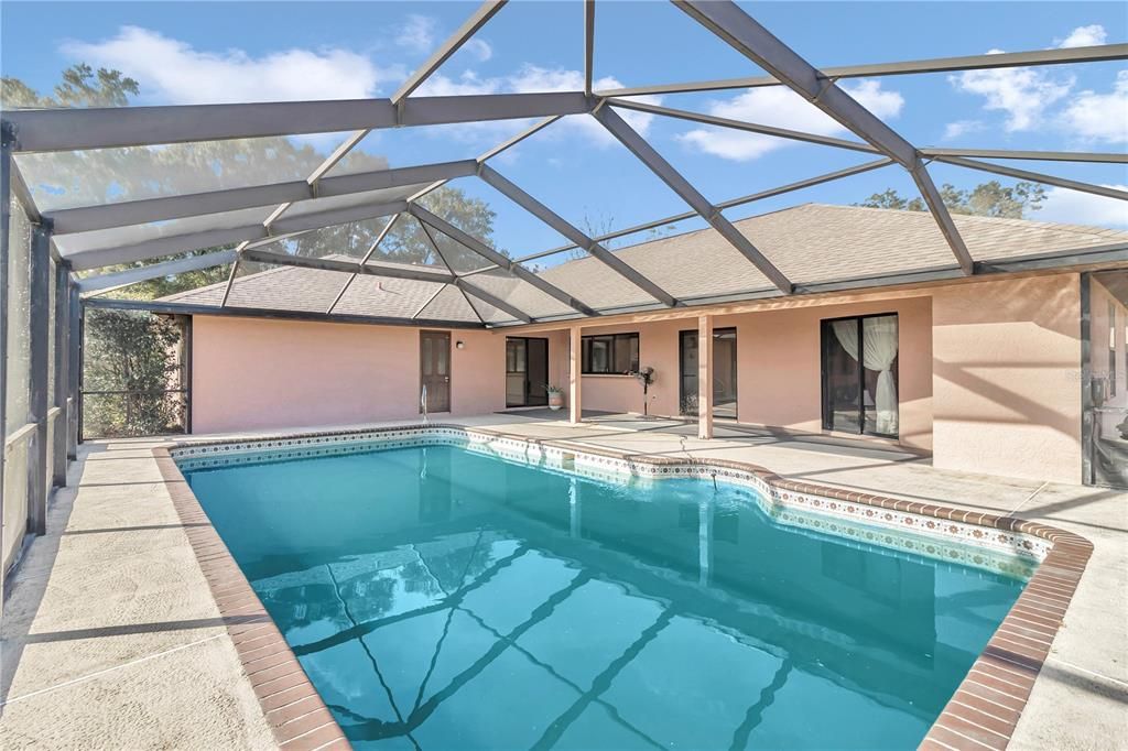 Screened pool enclosure