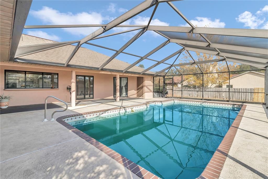 Screened pool enclosure