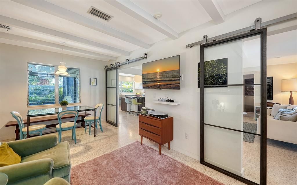 En Venta: $899,000 (3 camas, 3 baños, 1700 Pies cuadrados)