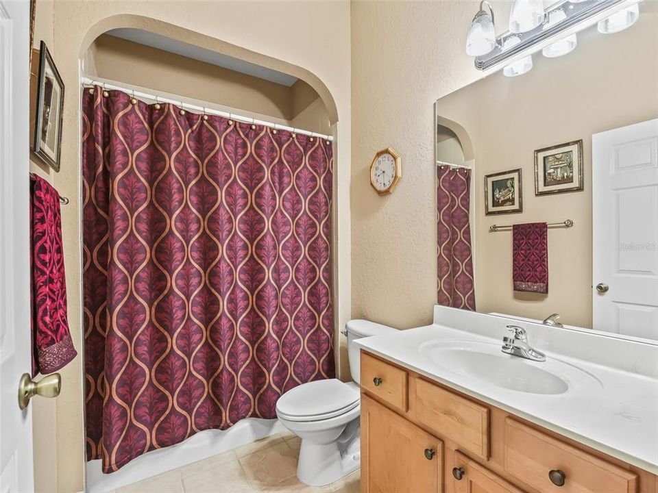 Guest bathroom w/tub & shower combination