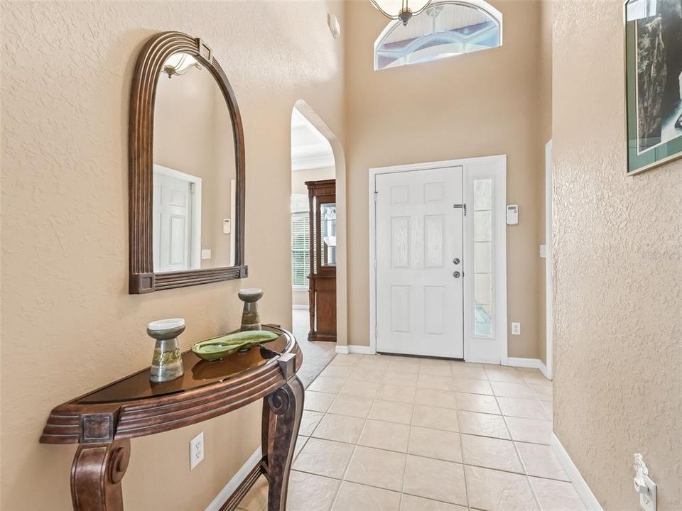 Foyer w/Soaring 10' ceiling!