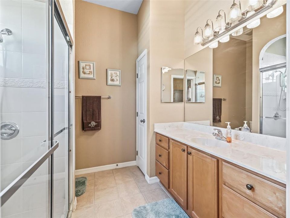 En suite w/Linen closet