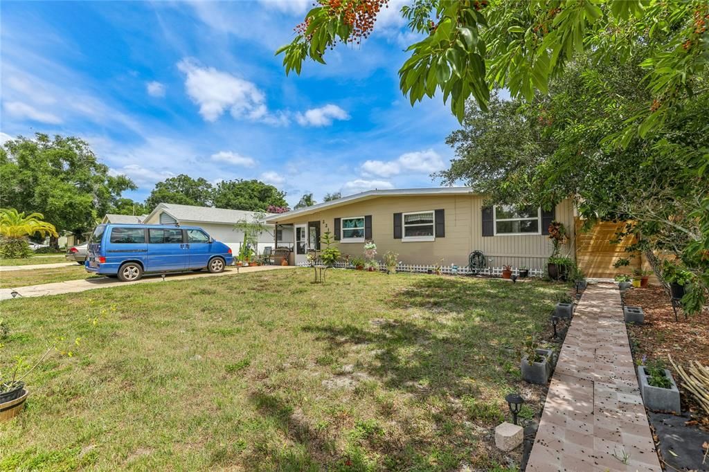 For Sale: $319,900 (3 beds, 2 baths, 1178 Square Feet)