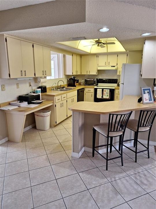 KITCHEN WITH BREAKFAST BAR