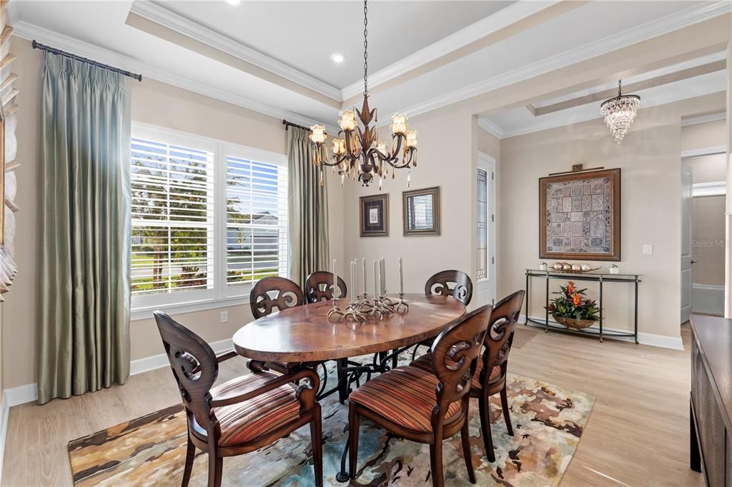 Sperate formal Dinning Room off the fromt entry way.