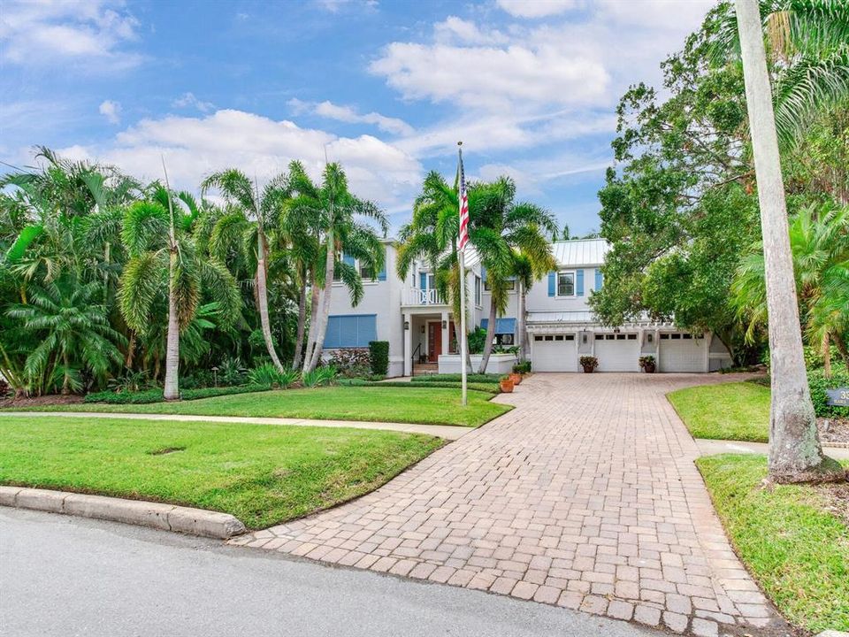 For Sale: $14,400,000 (4 beds, 3 baths, 6009 Square Feet)