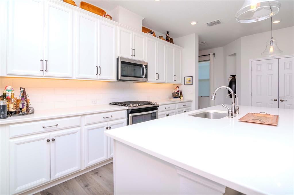 For Sale: $369,900 (2 beds, 2 baths, 1837 Square Feet)