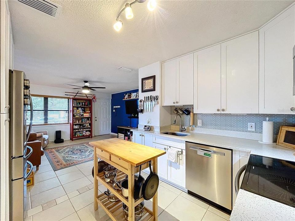 For Sale: $325,000 (2 beds, 1 baths, 822 Square Feet)