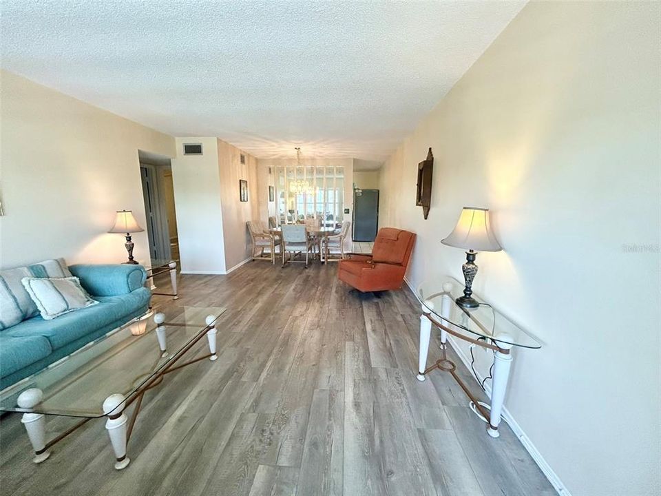 For Sale: $163,112 (2 beds, 2 baths, 1100 Square Feet)