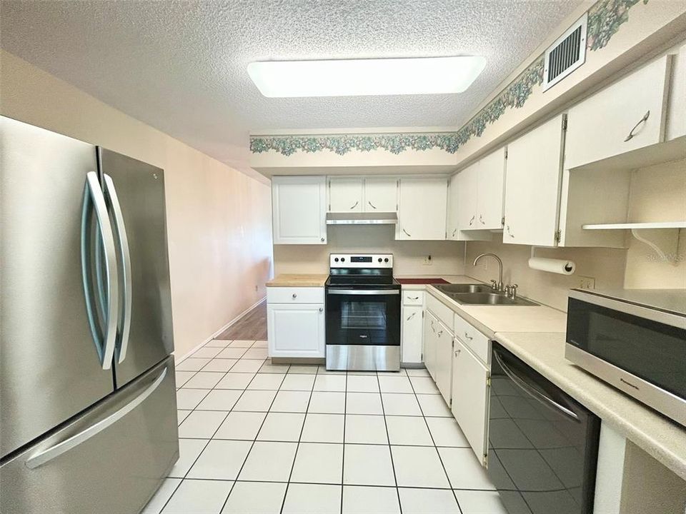 For Sale: $163,112 (2 beds, 2 baths, 1100 Square Feet)