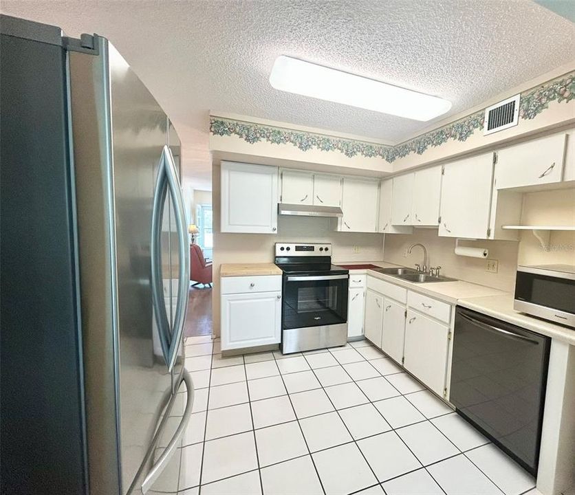 For Sale: $163,112 (2 beds, 2 baths, 1100 Square Feet)