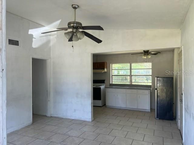 For Rent: $1,200 (3 beds, 1 baths, 836 Square Feet)