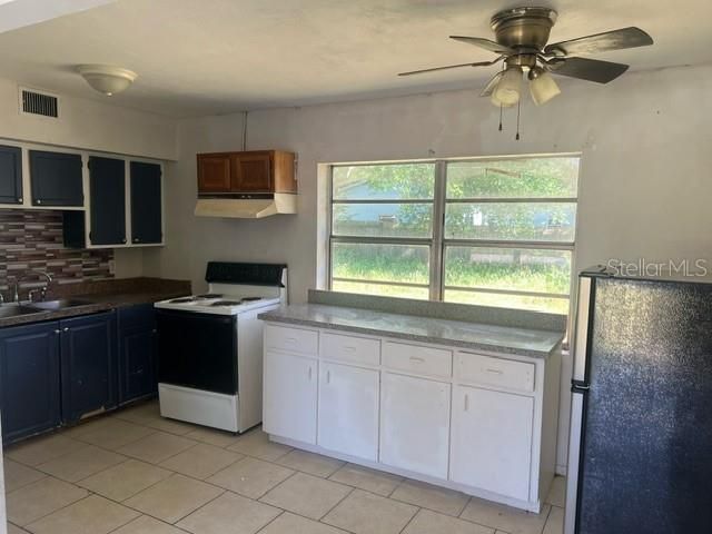 For Rent: $1,200 (3 beds, 1 baths, 836 Square Feet)