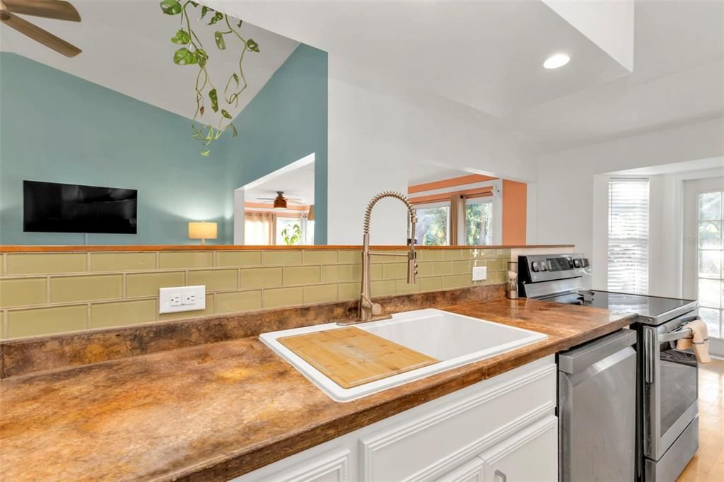 For Sale: $299,900 (2 beds, 2 baths, 1529 Square Feet)