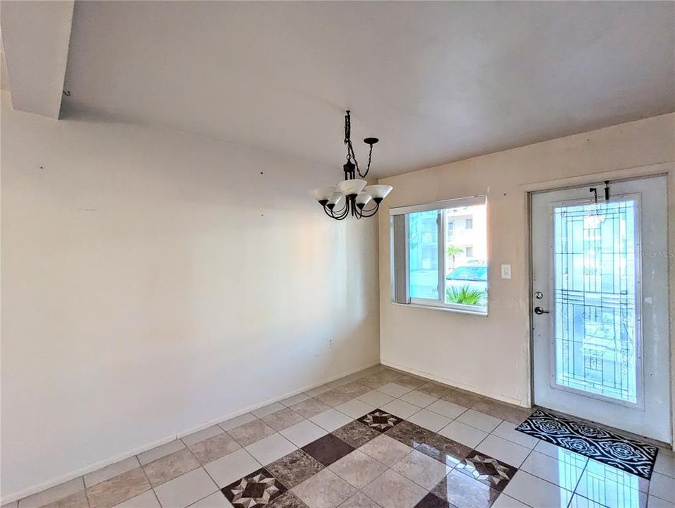 For Sale: $139,500 (2 beds, 1 baths, 733 Square Feet)