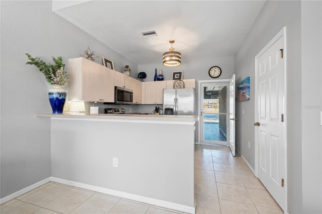 Kitchen with Breakfast bar