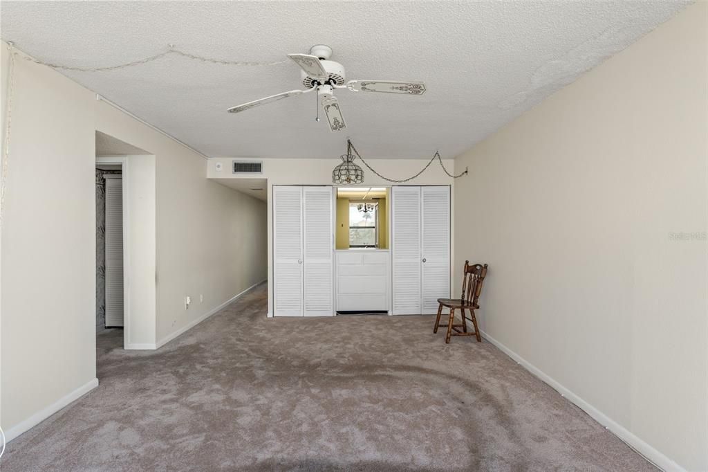 For Sale: $175,000 (1 beds, 1 baths, 742 Square Feet)