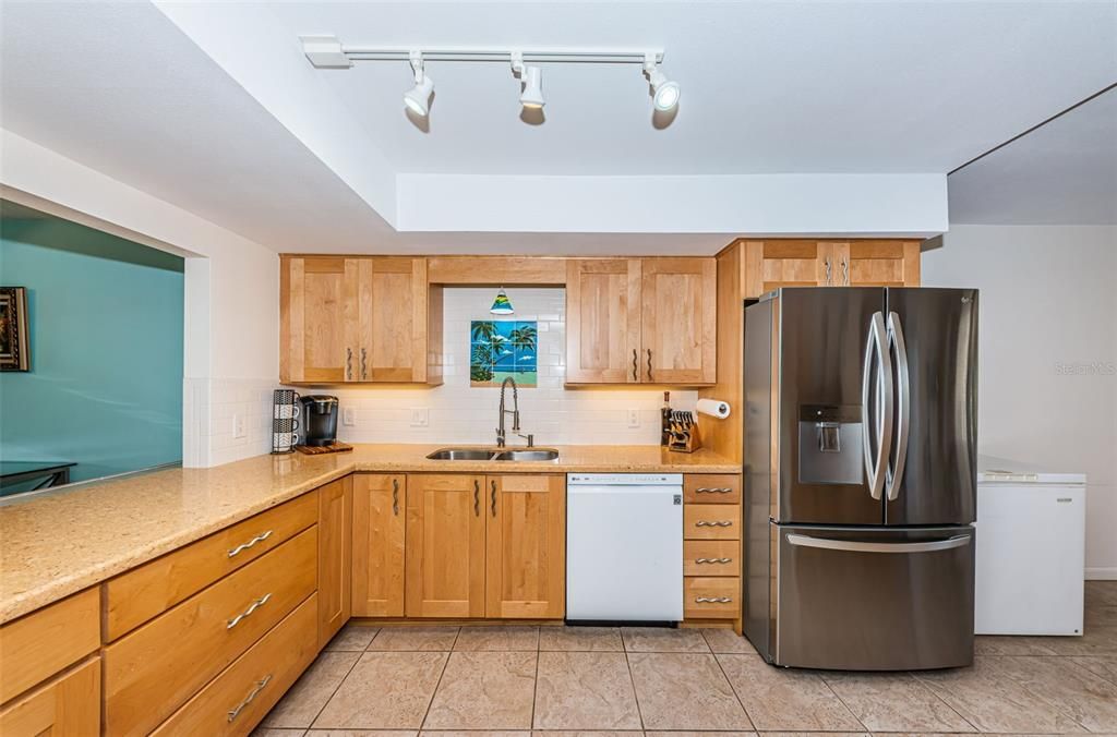 For Sale: $415,000 (2 beds, 2 baths, 1390 Square Feet)