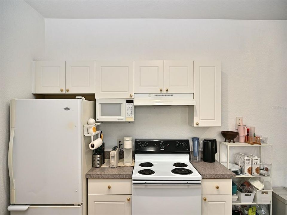 For Sale: $180,000 (1 beds, 1 baths, 898 Square Feet)