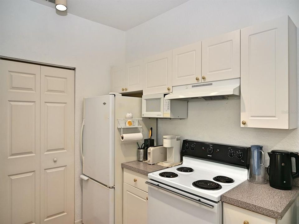 For Sale: $180,000 (1 beds, 1 baths, 898 Square Feet)