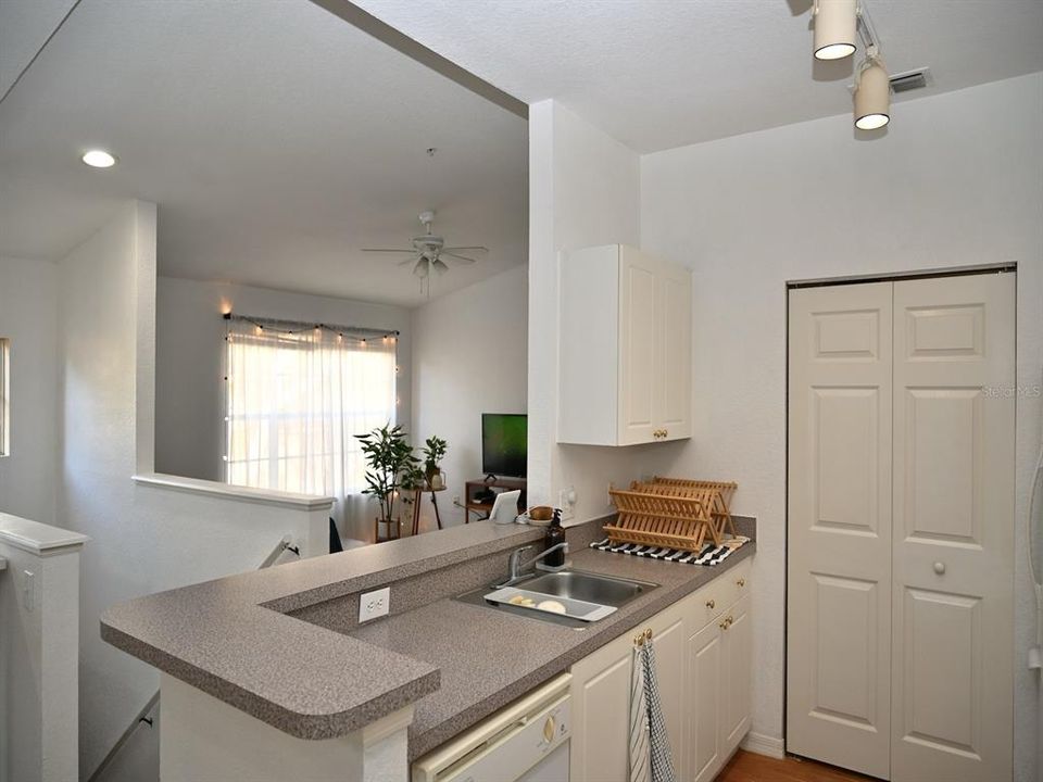 For Sale: $180,000 (1 beds, 1 baths, 898 Square Feet)