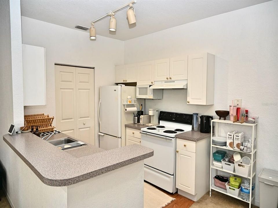 For Sale: $180,000 (1 beds, 1 baths, 898 Square Feet)