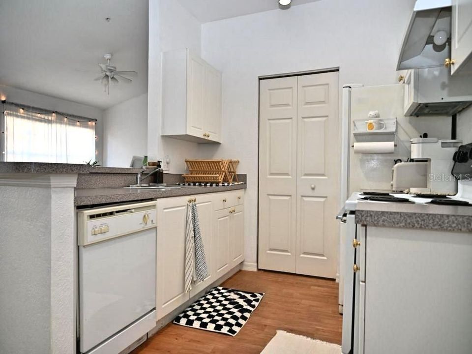 For Sale: $180,000 (1 beds, 1 baths, 898 Square Feet)