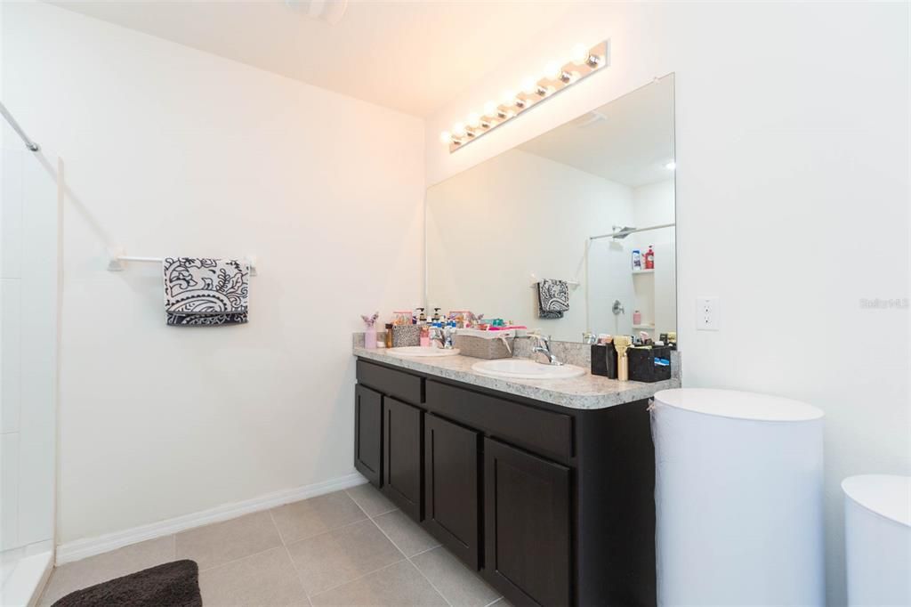 Dual-sink master bathroom