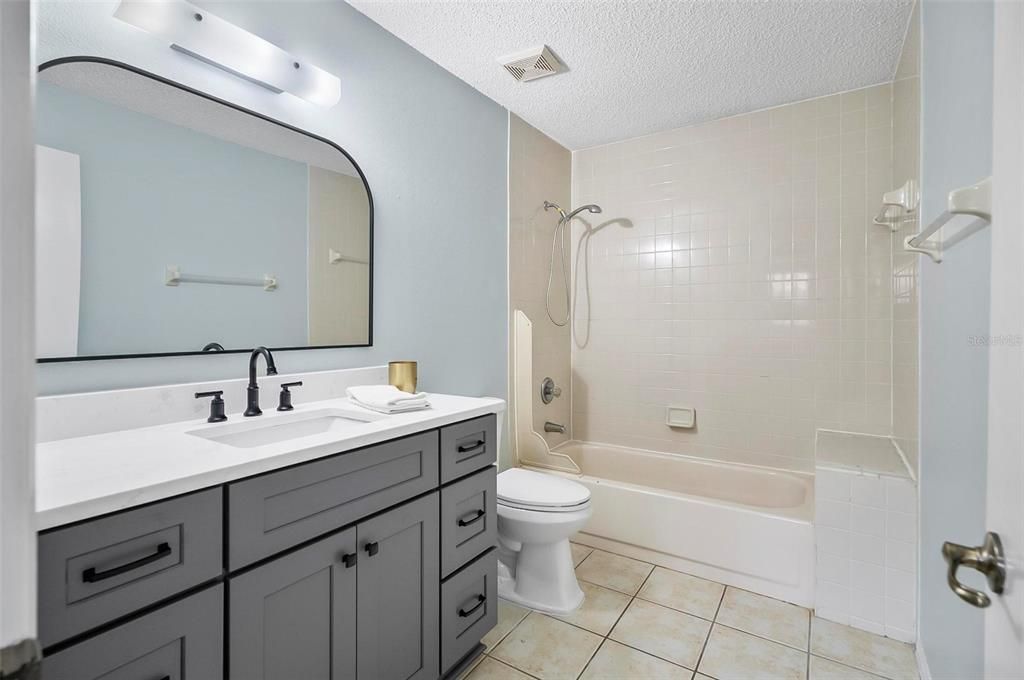 For Sale: $239,000 (2 beds, 1 baths, 1367 Square Feet)