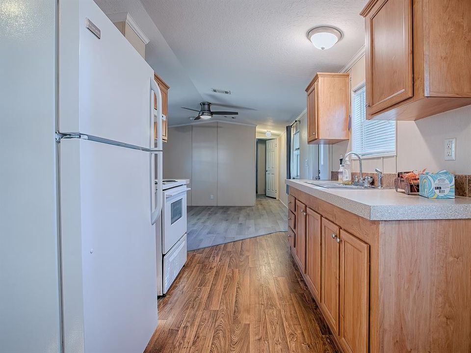 For Sale: $224,000 (2 beds, 2 baths, 728 Square Feet)