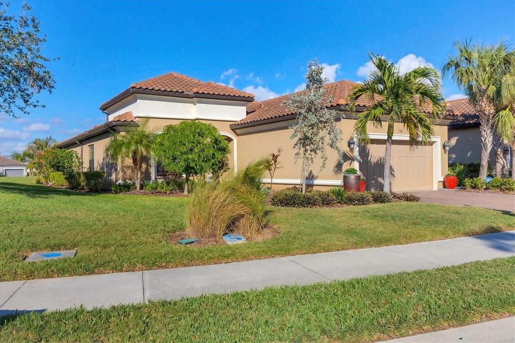 For Sale: $969,000 (3 beds, 3 baths, 2105 Square Feet)