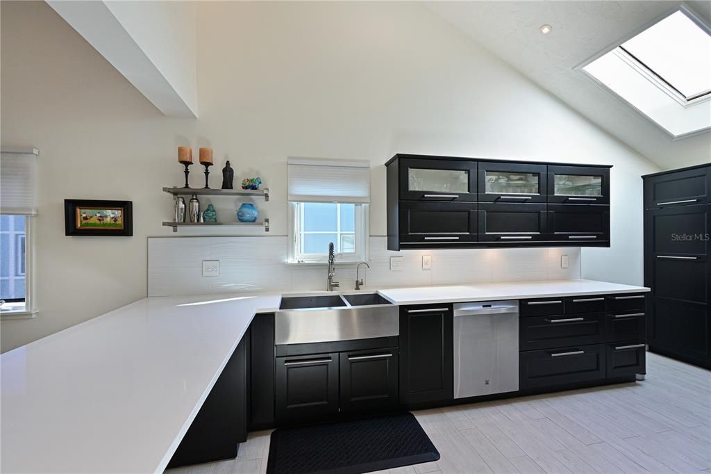 Modern and bright kitchen