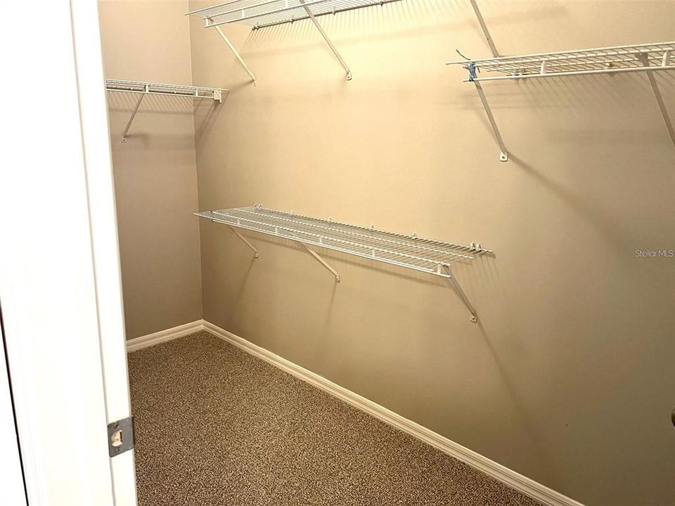 WALK IN CLOSET