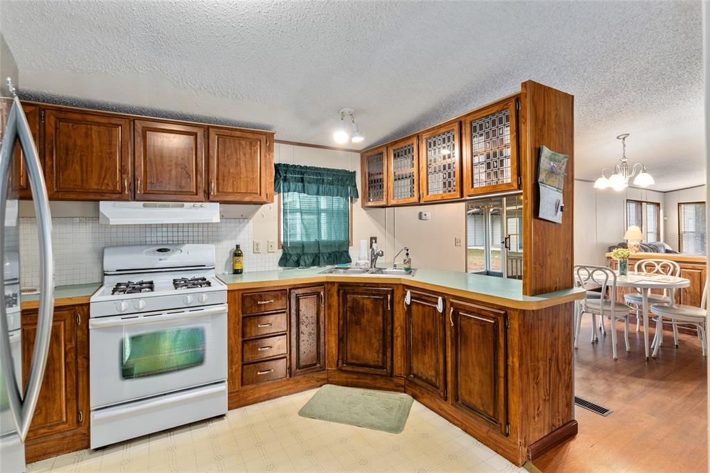 For Sale: $325,000 (3 beds, 2 baths, 1196 Square Feet)